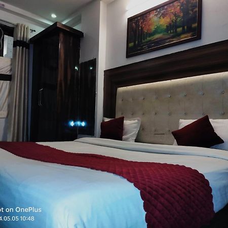 Hotel Janvi Palace Делхи Екстериор снимка