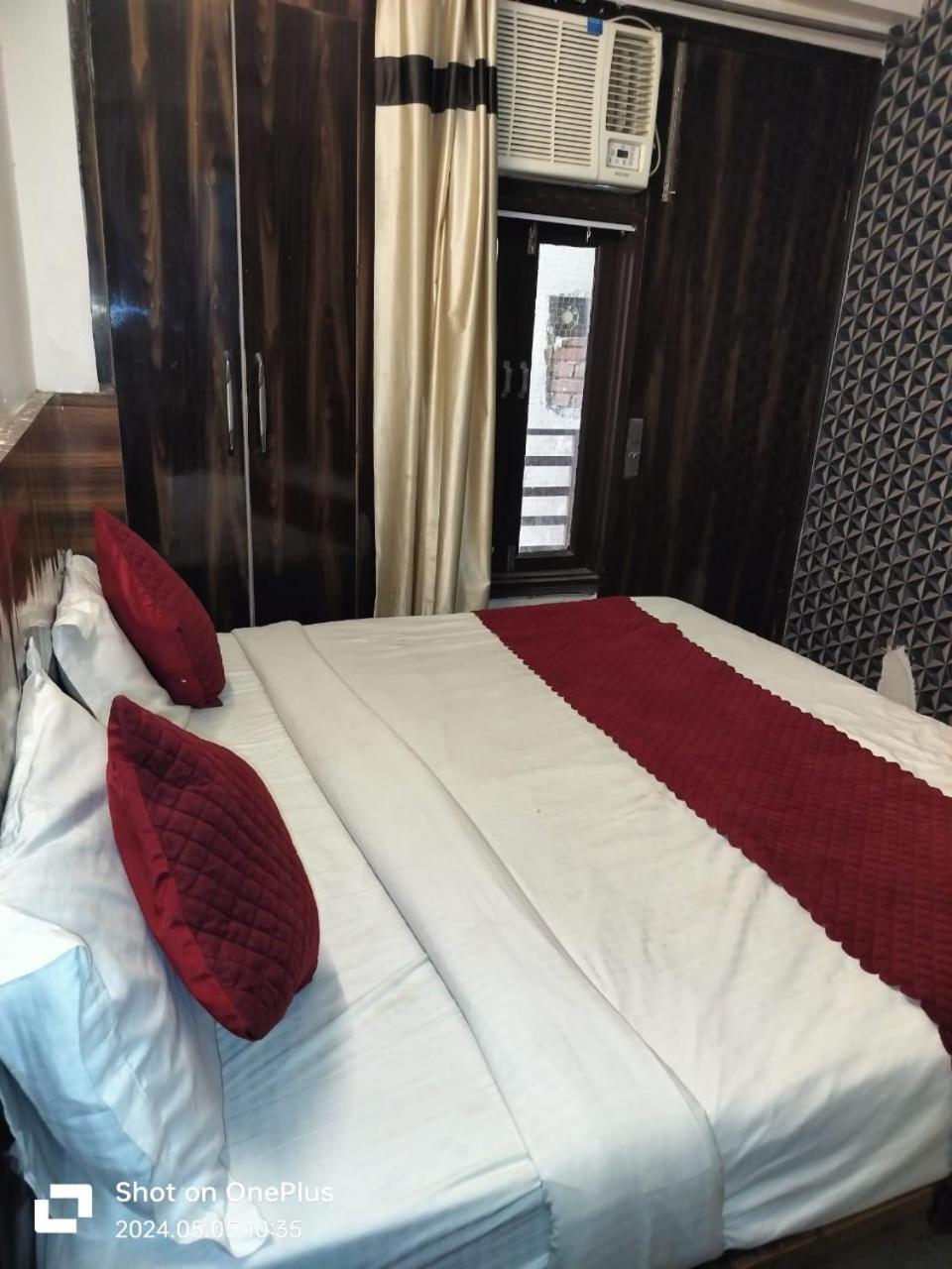 Hotel Janvi Palace Делхи Екстериор снимка