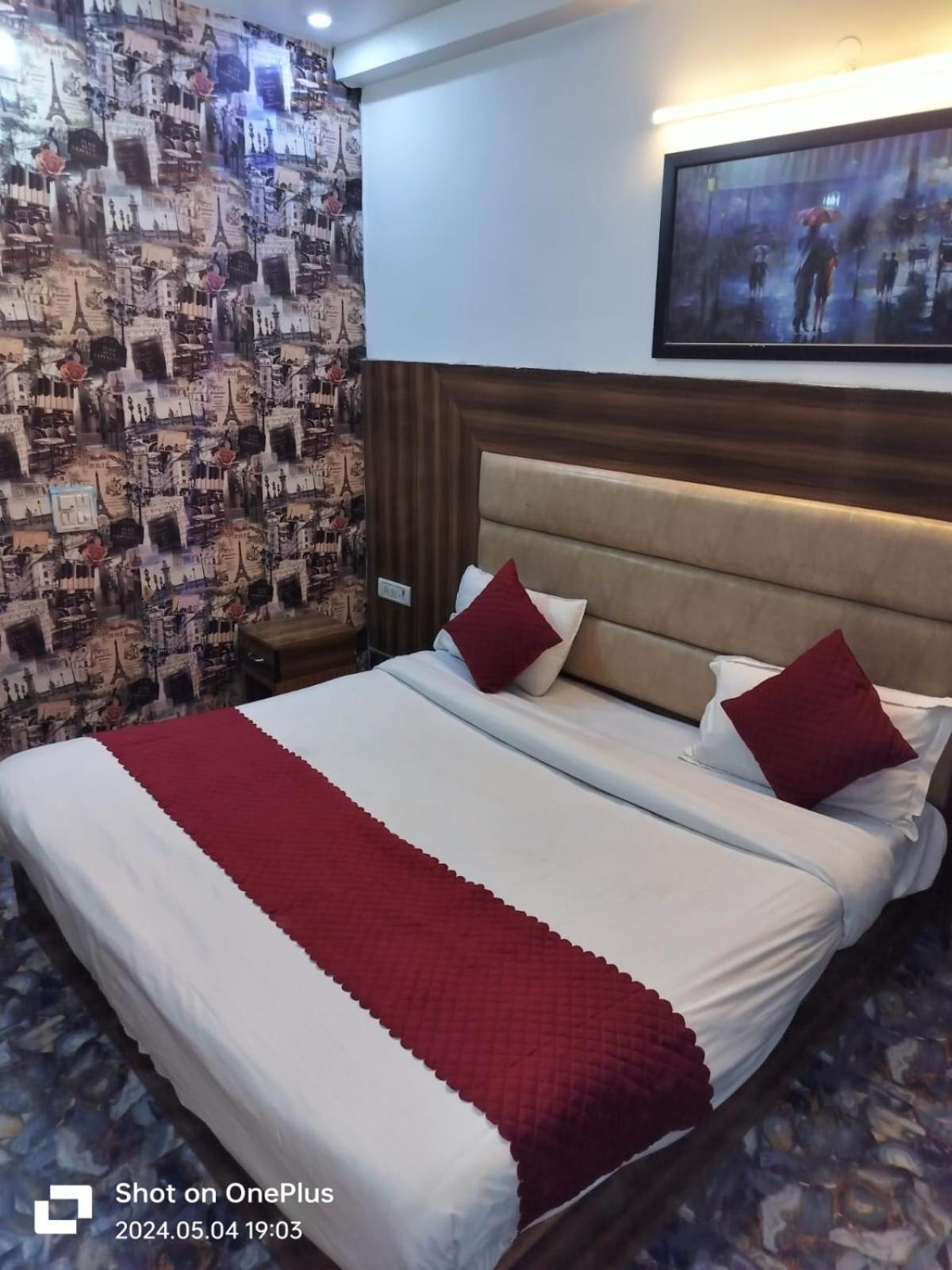 Hotel Janvi Palace Делхи Екстериор снимка