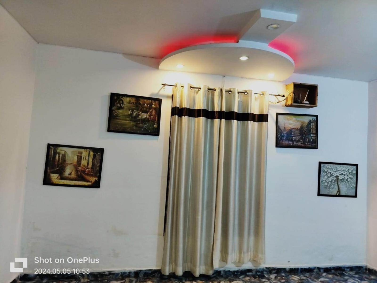 Hotel Janvi Palace Делхи Екстериор снимка