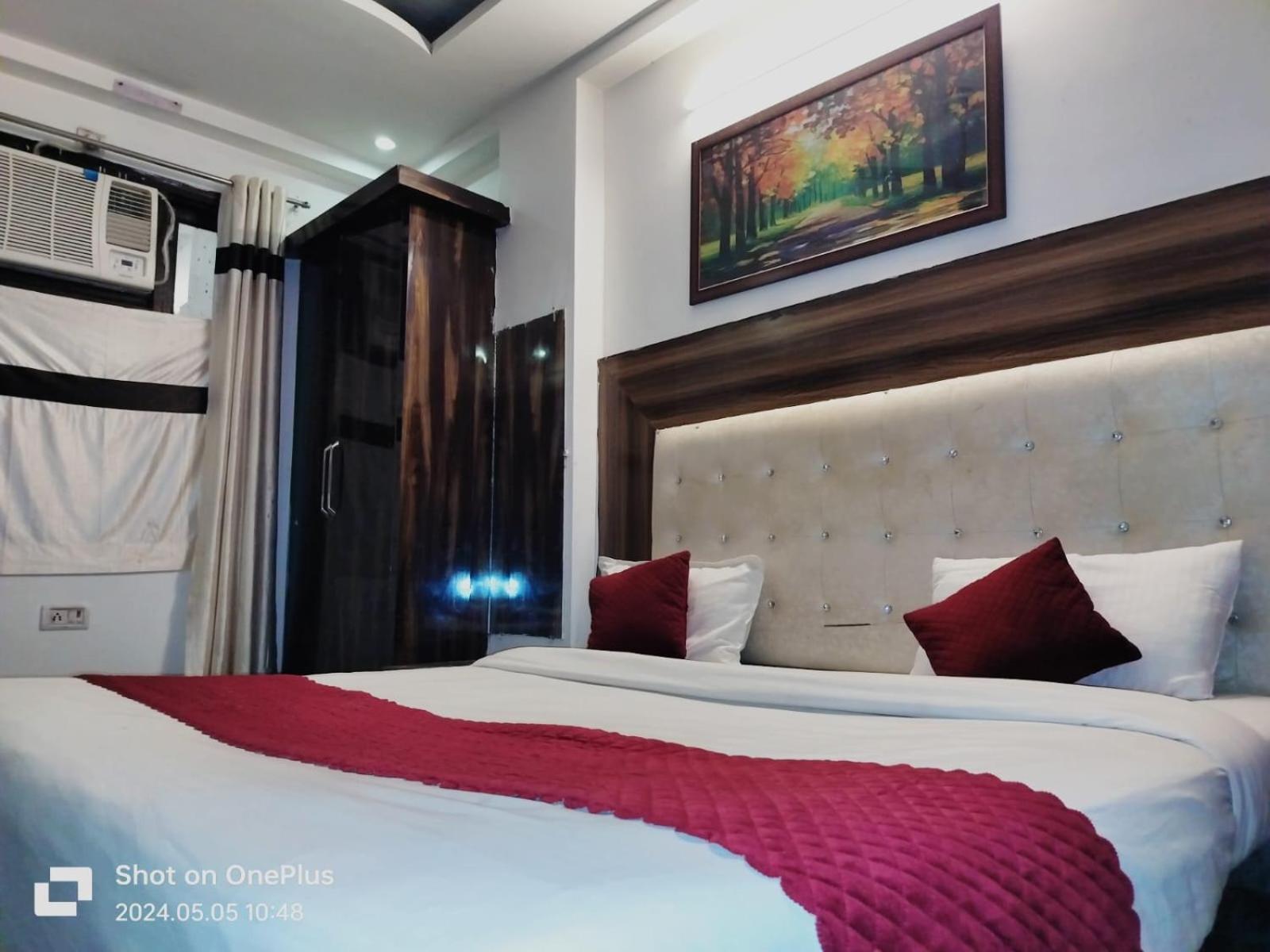 Hotel Janvi Palace Делхи Екстериор снимка