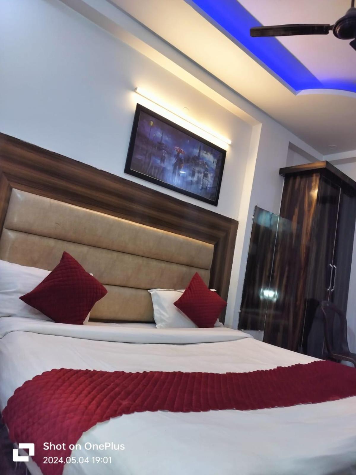 Hotel Janvi Palace Делхи Екстериор снимка