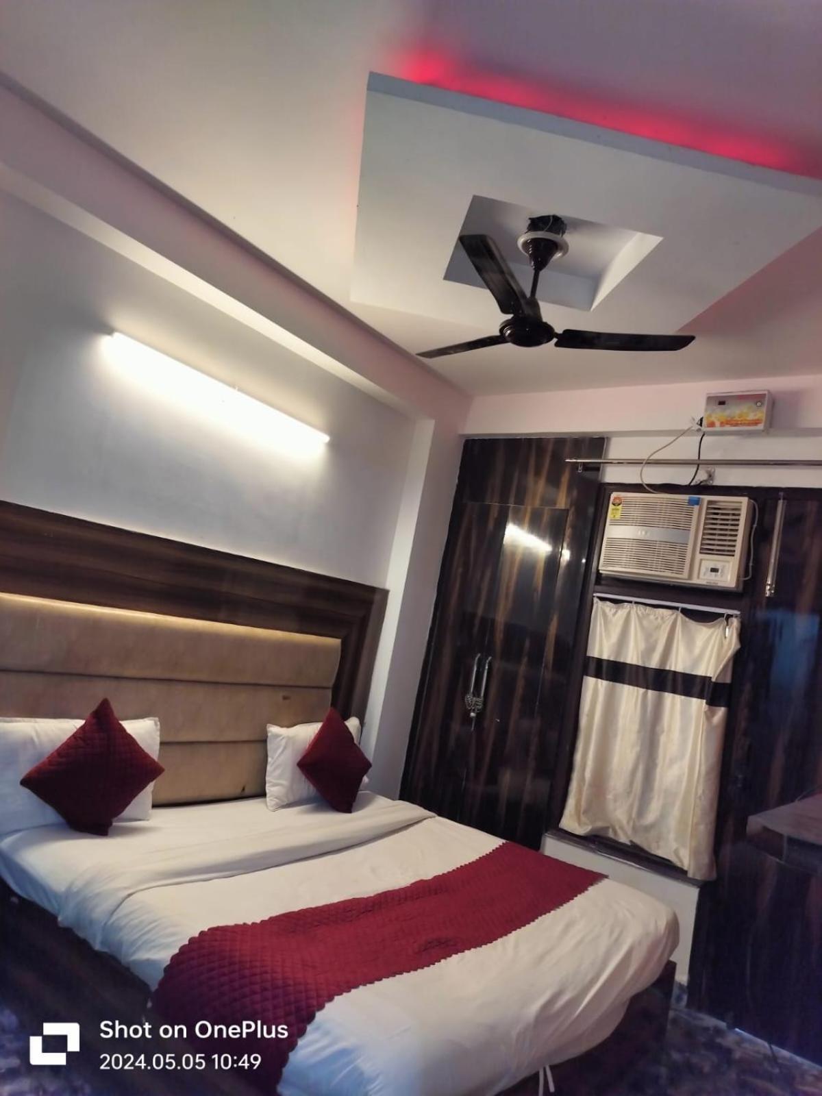 Hotel Janvi Palace Делхи Екстериор снимка