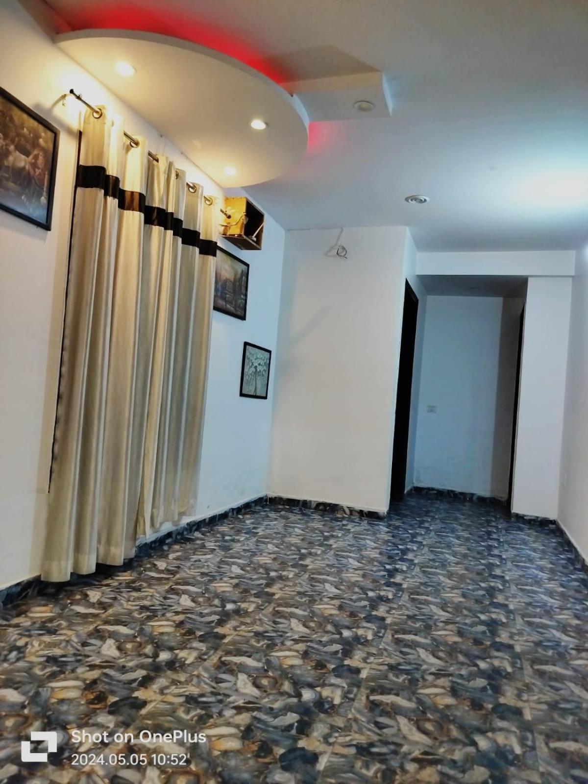 Hotel Janvi Palace Делхи Екстериор снимка