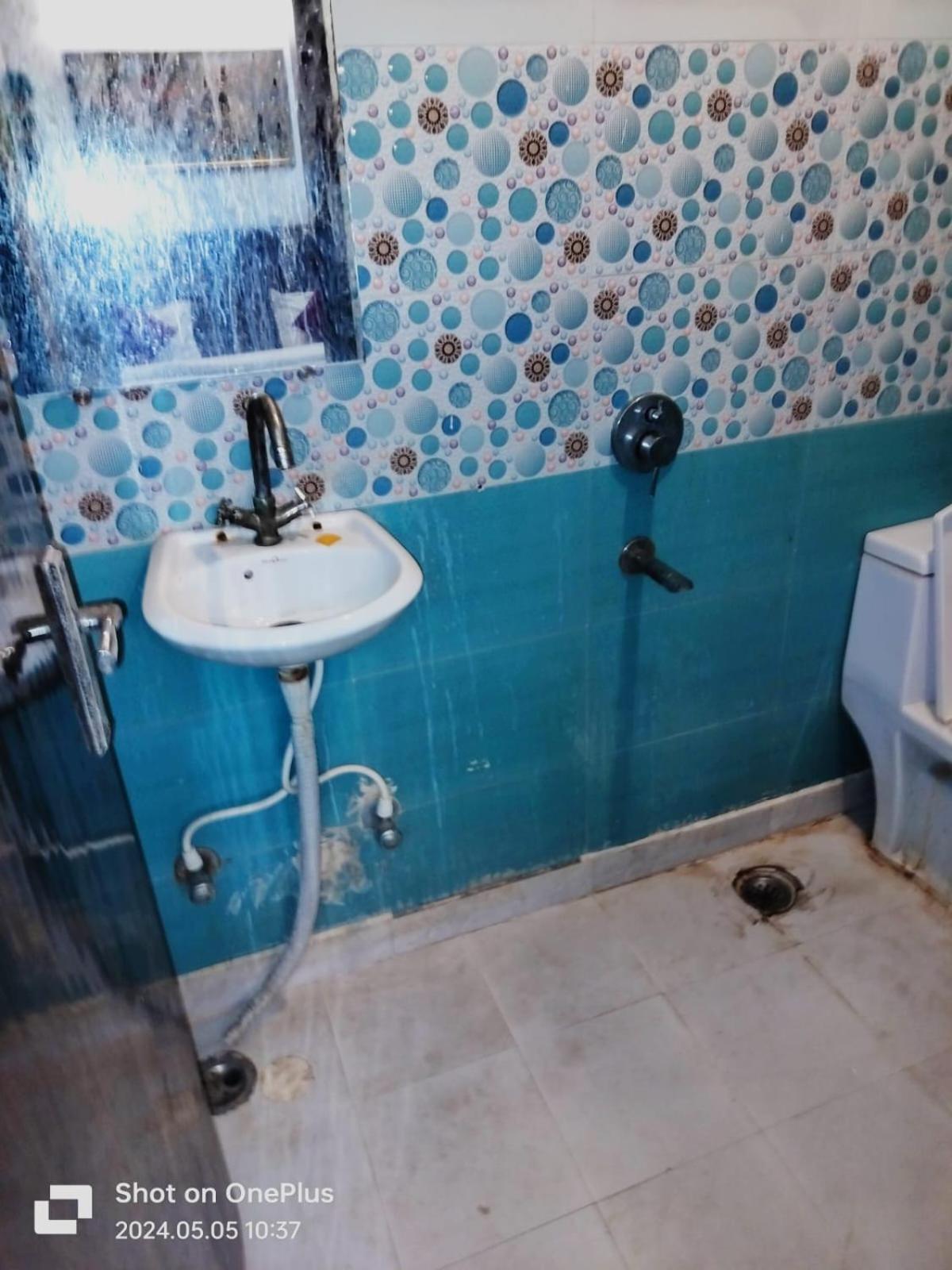 Hotel Janvi Palace Делхи Екстериор снимка