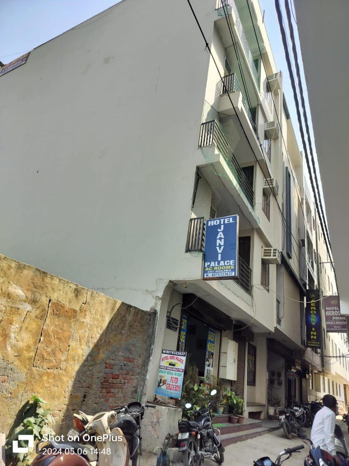 Hotel Janvi Palace Делхи Екстериор снимка