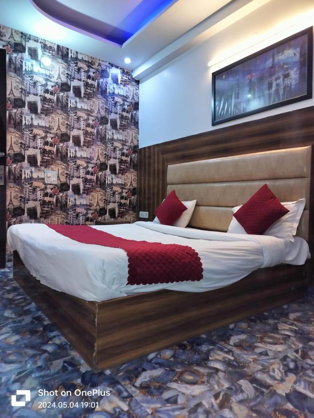Hotel Janvi Palace Делхи Екстериор снимка