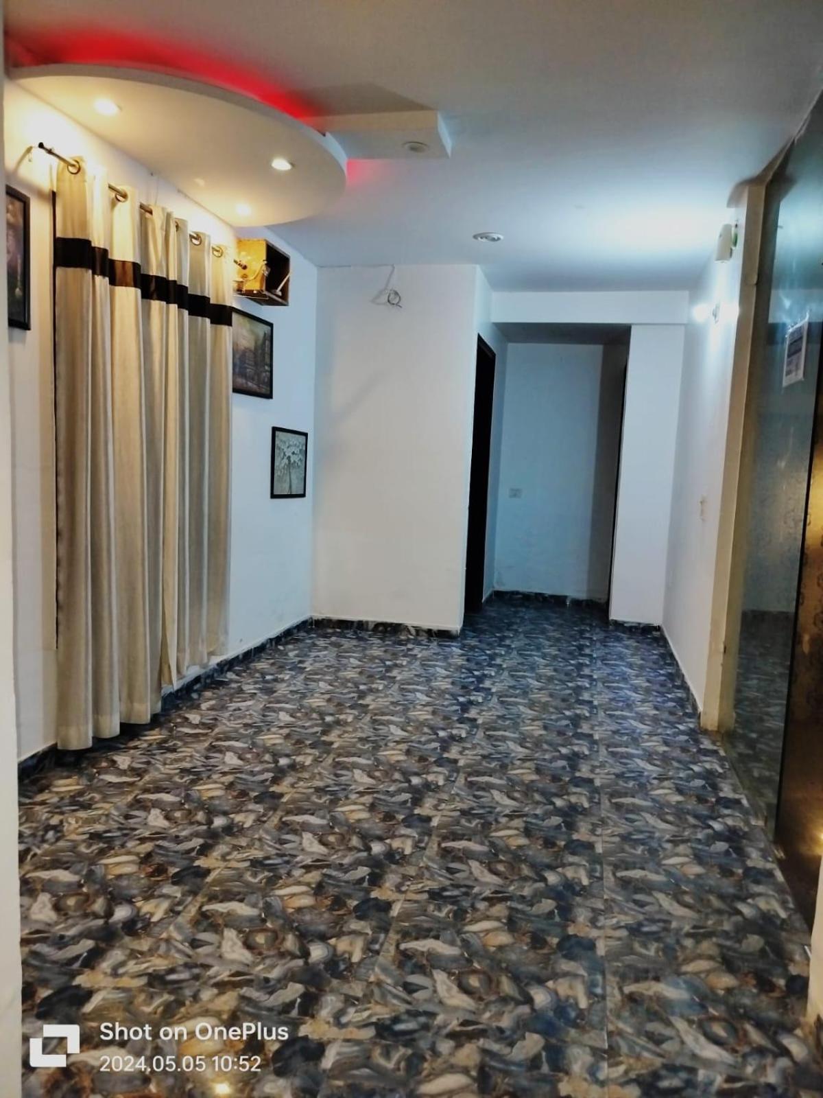 Hotel Janvi Palace Делхи Екстериор снимка