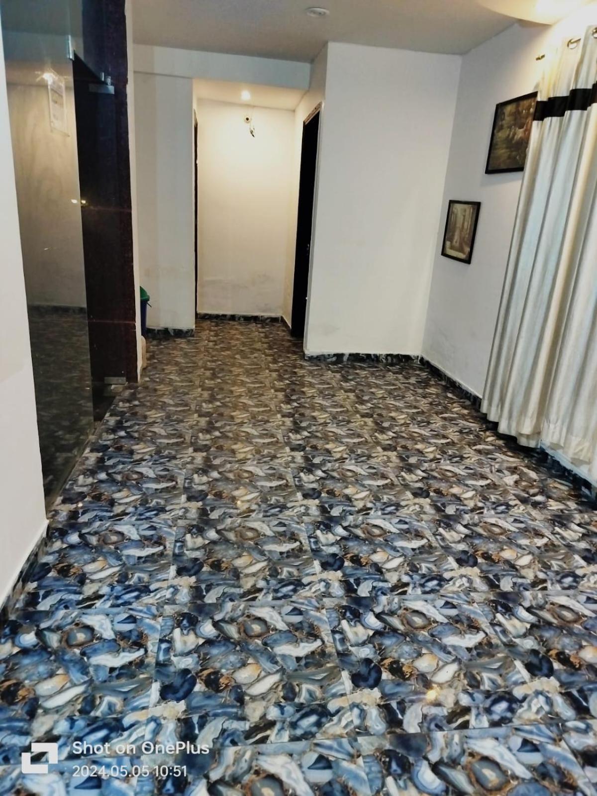 Hotel Janvi Palace Делхи Екстериор снимка