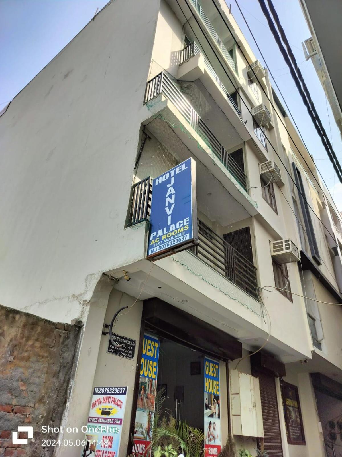Hotel Janvi Palace Делхи Екстериор снимка